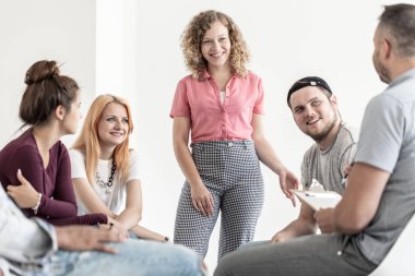 Mutlu genç bir okul piyesi onların öğretmen ile hazırlama Grup