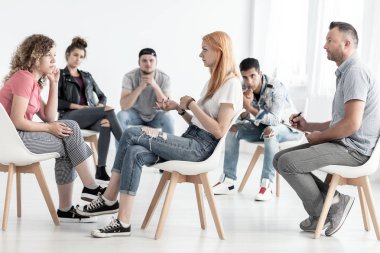 Kız arkadaşına tedavisi sırasında uyuşukluk görülebilir zor gençler için konuşurken problem çözme