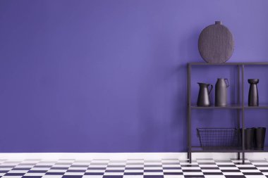 Mor boş duvar, damalı zemin ve en az iç siyah süslemeleri ile metal raf. Ürününüzü yerleştirin