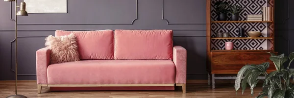 Canapé Velours Rose Poudre Avec Coussin Fourrure Dans Salon Gris — Photo