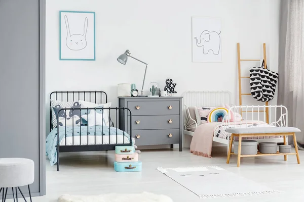 白色的床为一个女孩和黑色的一个男孩在兄弟姐妹卧室内部有一个兔子和大象在白色的墙上的海报 简单的 Scandi 真实照片 — 图库照片