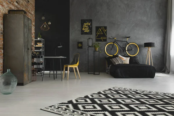 Gerçek fotoğraf ahşap lamba, Resepsiyon, sarı koltuğu, siyah yatak ve açık alan daire iç Bisiklet ile geniş bir yatak odası ve çalışma alanı