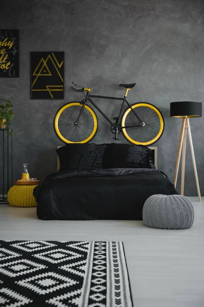 Bicicleta Encima Cama Negra Interior Moderno Dormitorio Gris Con Alfombra —  Fotos de Stock