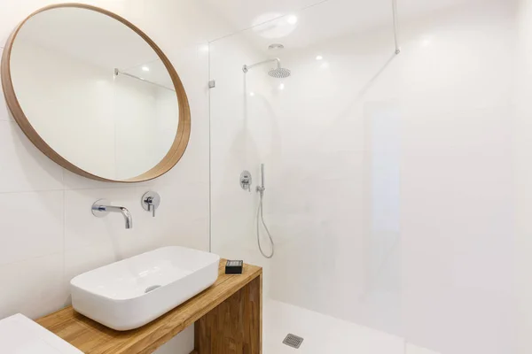 Lavabo Beyaz Banyo Işıkları Ile Yukarıda Ayna Duş Gerçek Fotoğraf — Stok fotoğraf