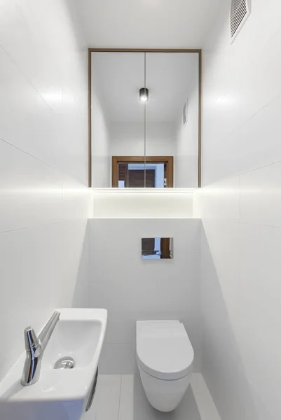 Cermin Atas Toilet Dengan Interior Kamar Mandi Minimal Putih Dengan — Stok Foto