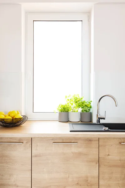 Planten Houten Aanrecht Lichte Keuken Interieur Met Venster Echte Foto — Stockfoto