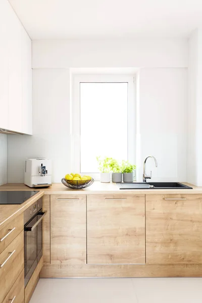 ウィンドウに明るい最小限の白いキッチン インテリアの木製キャビネット 実際の写真 — ストック写真