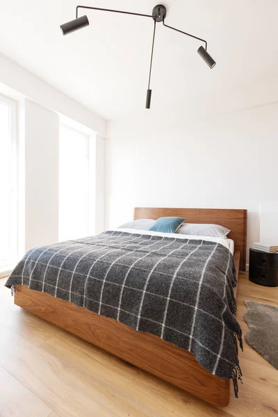 Lámpara Encima Cama Madera Con Manta Estampada Interior Del Dormitorio —  Fotos de Stock