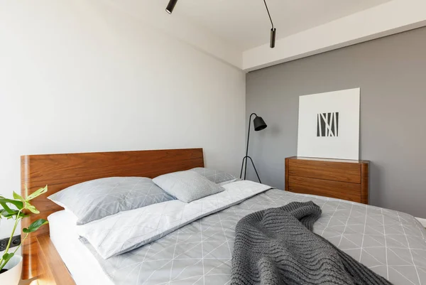 Grijze Deken Kussens Houten Bed Moderne Hotel Slaapkamer Interieur Met — Stockfoto