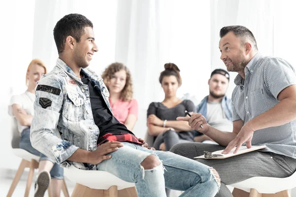 Hombre Español Sonriente Hablando Con Consejero Durante Terapia Para Jóvenes — Foto de Stock