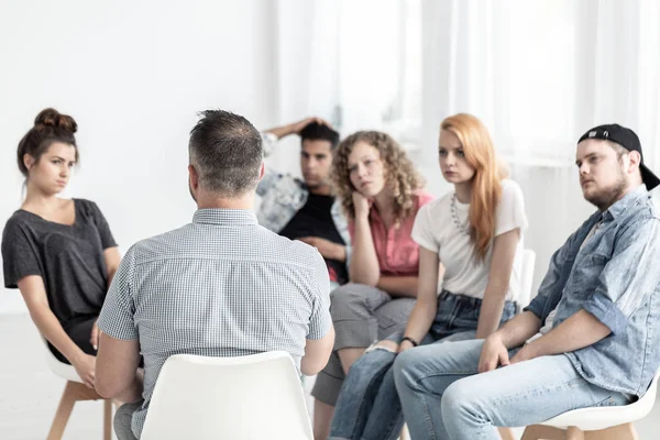 Gruppo Giovani Che Parlano Con Uno Psicologo Centro Riabilitazione — Foto Stock