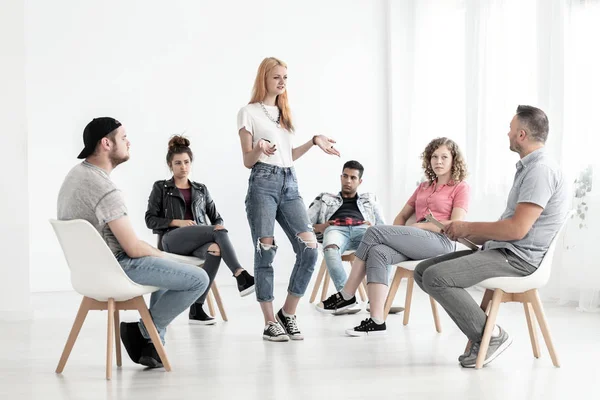 Jovem Mulher Apresentando Papel Durante Reunião Grupo Teatro Com Atores — Fotografia de Stock