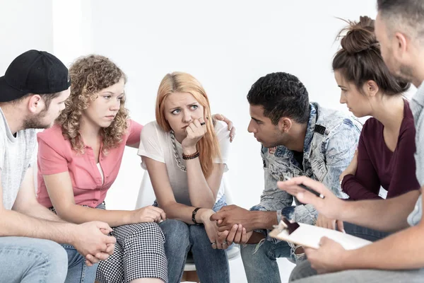 Grupo Amigos Ajudando Uma Menina Angustiada Escola Conceito Bullying — Fotografia de Stock