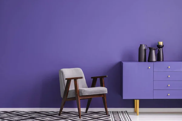 Grey Armchair Patterned Carpet Next Violet Cabinet Black Vase Living — Stock Photo, Image