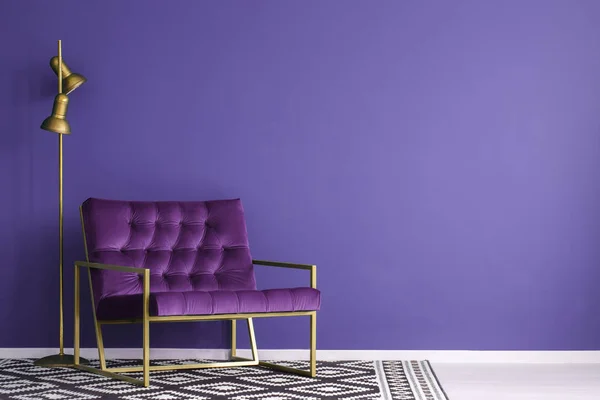 Ultra Violet Křeslo Zlatými Detaily Lampa Stojící Prázdnou Stěnu Interiéru — Stock fotografie