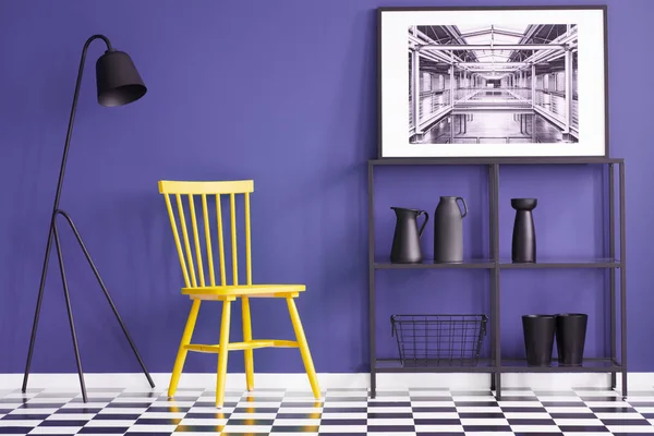 Cadeira Amarela Lâmpada Preta Prateleira Metal Vasos Pintura Uma Parede — Fotografia de Stock