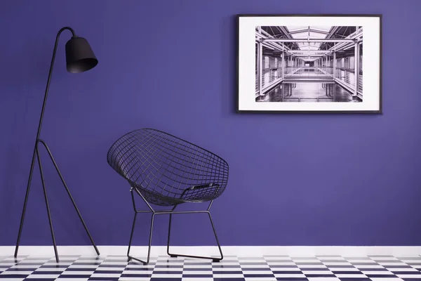 Silla Moderna Lámpara Negra Piso Cuadros Pintura Una Pared Púrpura —  Fotos de Stock