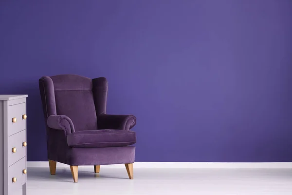 Purple Velvet Armchair Violet Wall Cozy Living Room Interior Cabinet — Stock Photo, Image
