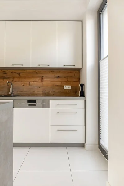 Echtes Foto Einer Eleganten Weißen Kücheneinrichtung Mit Holzpaneelen Der Wand — Stockfoto