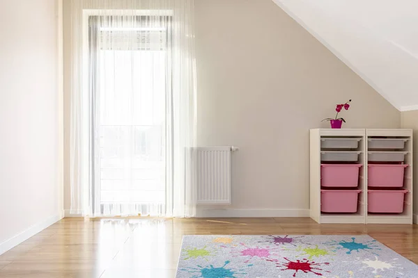 Patterned Colorful Carpet Kid Room Interior Shelves Window Настоящее Фото — стоковое фото