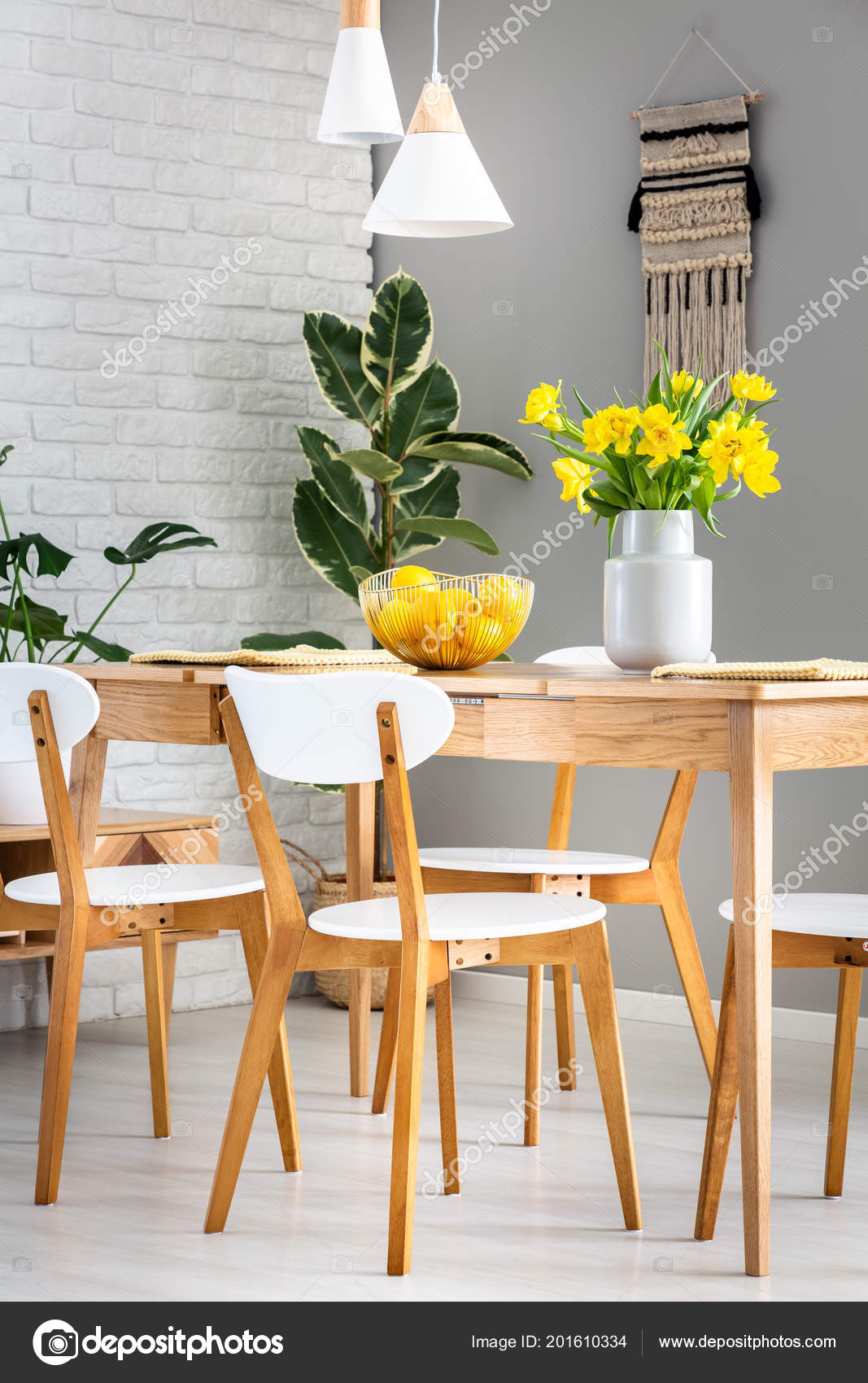 Sillas Blancas Lámparas Comedor Interior Con Narcisos Limones ... Sillas Blancas Lámparas Comedor Interior Con Narcisos Limones ...