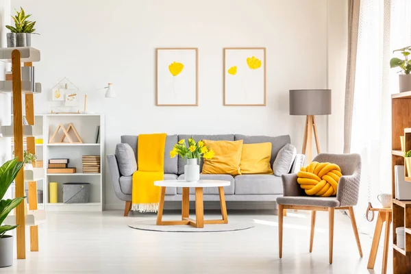 Almohada Nudo Amarillo Sobre Sillón Gris Interior Sala Estar Moderna — Foto de Stock