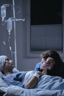 Kızı ziyaret hasta annesi hastanede ölen kanserli