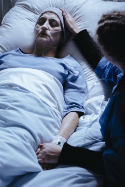 Hastanede hasta kadın kıdemli destekleyen caregiver yüksek açı