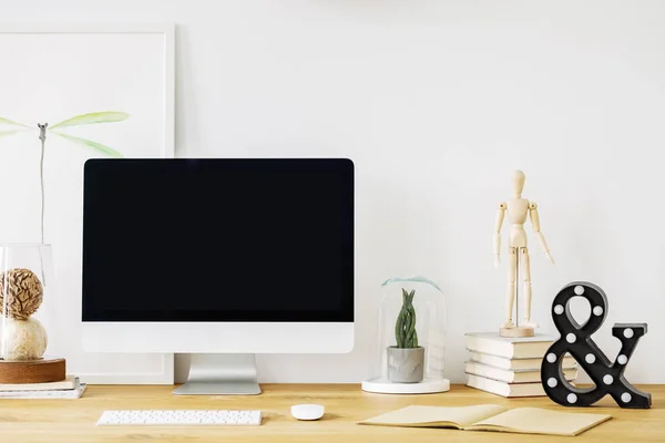 Nahaufnahme Eines Schreibtisches Mit Einem Computer Mit Schwarzem Bildschirm Holzfigur — Stockfoto