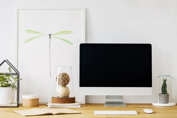 Real Photo Desk Empty Computer Screen Ornaments Poster Room Interior — Stock Photo, Image