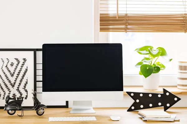 关闭一个黑色的 空屏幕的电脑 滑板车模型和箭头的办公桌上的植物和窗口的背景 文本的位置 — 图库照片