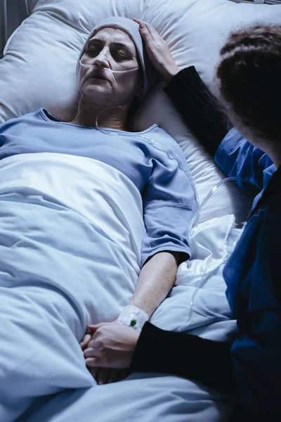 Hastanede hasta kadın kıdemli destekleyen caregiver yüksek açı