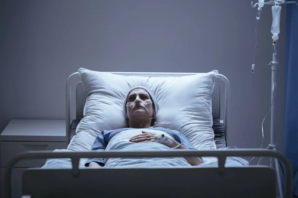 Zayıf Yalnız Kadın Hastanede Kemoterapi Sırasında Kanserli — Stok fotoğraf