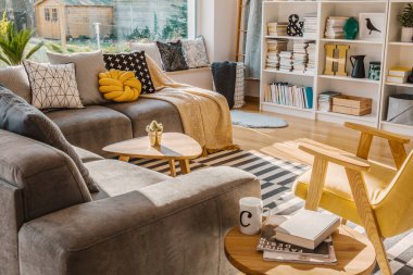 Sarı ahşap koltuk ve gri köşe kanepe modern oturma odası iç