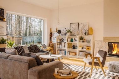 Gri ahşap tekli kanepe sıcak oturma odası iç şömine ve pencere ile yakın