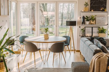 Gri sandalye ahşap yuvarlak masa oturma odası iç pencere ile yüksek açı