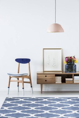 Vintage mavi salon iç sandalye bir dolap posteri ile yanındaki ile desenli halı