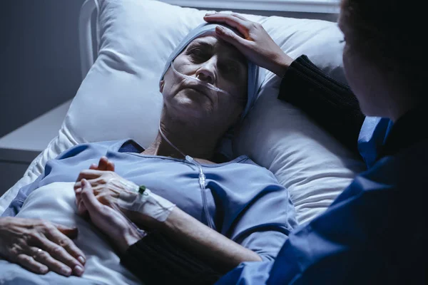 Cuidador Que Apoya Una Mujer Enferma Con Cáncer Que Muere — Foto de Stock