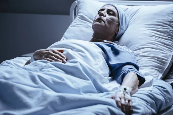 Mulher Idosa Fraca Com Câncer Durante Tratamento Hospital — Fotografia de Stock
