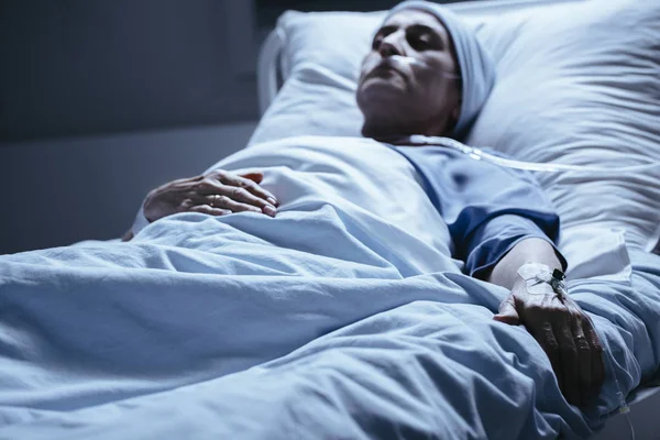 Hasta kemoterapi sırasında hastane yatağında yalan kateter ile