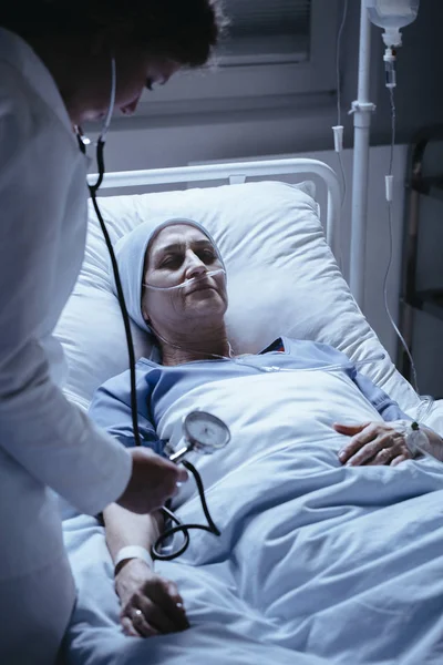 医生用听诊器测量病人在医院的压力 — 图库照片