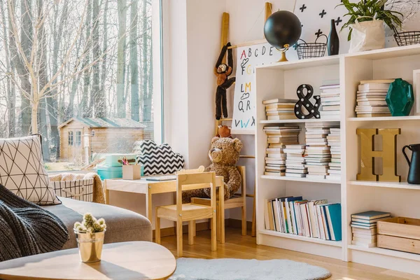 Libros Estantes Junto Una Silla Madera Con Oso Peluche Mesa — Foto de Stock