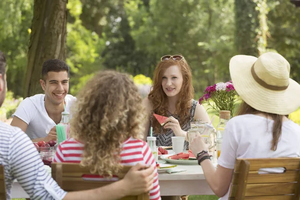 Roodharige Meisje Watermeloen Eten Tijdens Een Tuinfeest Met Vrienden — Stockfoto
