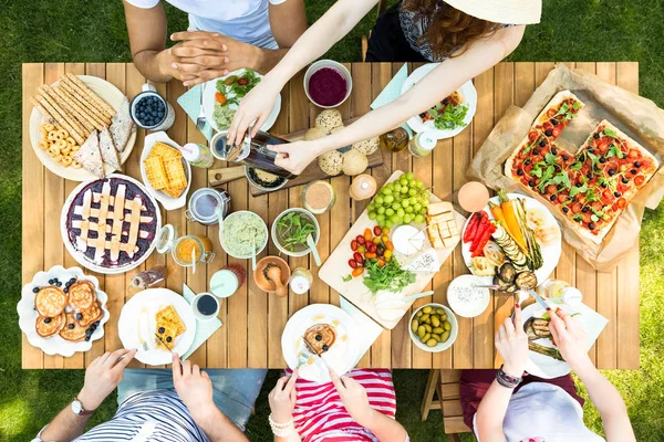 Vista Superior Uma Mesa Com Comida Italiana Amigos Comendo Bebendo — Fotografia de Stock