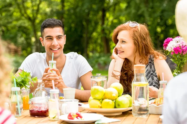 Schönes Mädchen Schaut Ihren Freund Beim Mittagessen Mit Freunden Garten — Stockfoto