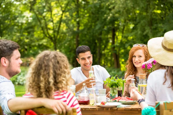 快乐的红头发的女人和她的西班牙朋友享受花园聚会 — 图库照片