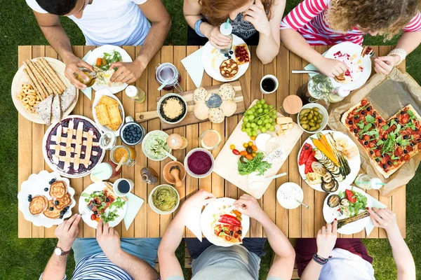 Vista Dall Alto Degli Amici Seduti Tavola Che Mangiano Cibo — Foto Stock