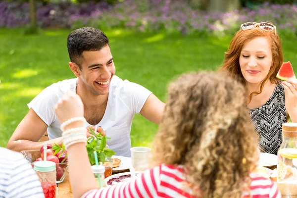 Souriant Espagnol Homme Petite Amie Manger Pastèque Pendant Fête Jardin — Photo