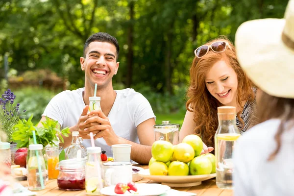 Amigos Sorridentes Bebendo Água Comendo Comida Durante Festa Aniversário Parque — Fotografia de Stock