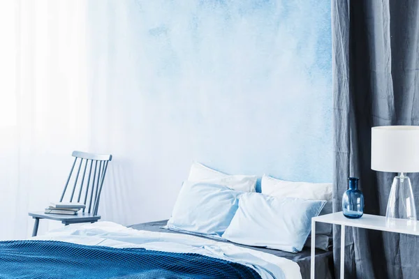 Vit Lampa Bordet Bredvid Sängen Med Marinblå Sängkläder Sovrum Inredning — Stockfoto
